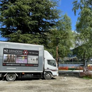 NZ Grinders truck in front of a lakefront in queenstown